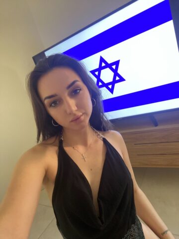 קטי בת 19 חדשה במרכז